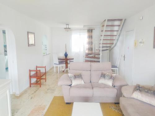 - un salon avec un canapé et un escalier dans l'établissement INMOGEST - Apartamento Mar Golondrinas - Parking free, à Benalmádena
