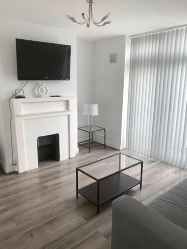 TV i/ili multimedijalni sistem u objektu Modern 2 bed flat near Tottenham Hotspur Stadium