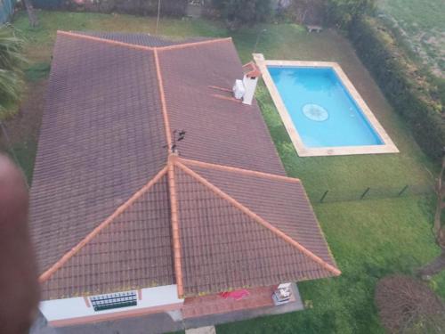 - une vue sur le toit et la piscine dans l'établissement HUERTA TIO PIPA, à Aznalcázar