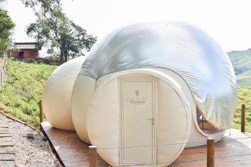 a dome tent with a door in the middle at Bubble Pingo do Mula Serra da Canastra in São Roque de Minas