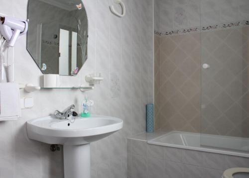 Bilik mandi di Apartamentos Casa Gil