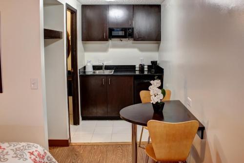 Η κουζίνα ή μικρή κουζίνα στο Americas Best Value Inn Heath-Newark