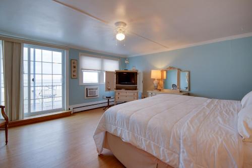 Ein Bett oder Betten in einem Zimmer der Unterkunft Beach Walk on the Ocean