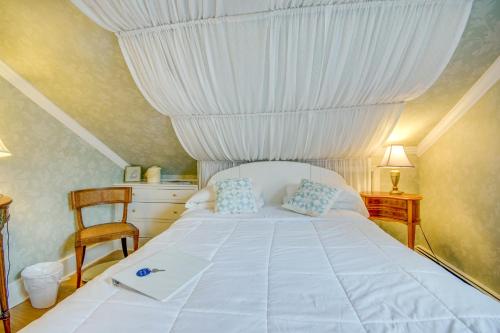 1 dormitorio con 1 cama blanca con dosel en Beach Walk on the Ocean en Ocean City
