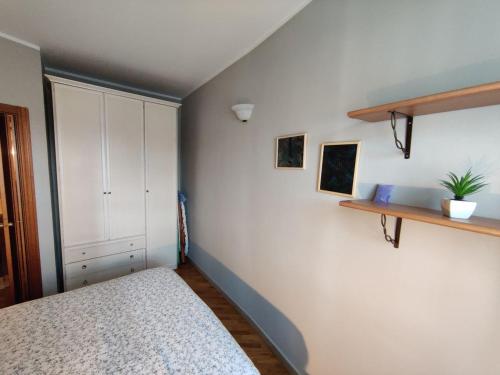1 dormitorio con cama y pared blanca en Cuore Umbro, en Terni