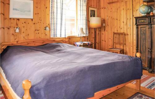 StölletにあるNice Home In Stllet With 1 Bedrooms, Sauna And Wifiの木製の部屋に大型ベッドが備わるベッドルーム1室が備わります。