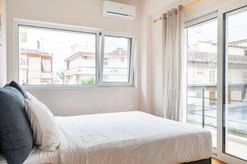 1 dormitorio con cama y ventana grande en Skiathou 12 Contemporary Residences en Atenas