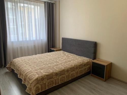 a bedroom with a bed and a window at Квартира ЖК 7 Небо Одесса Аквапарк Рынок-7 in Odesa