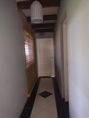 un pasillo vacío con una puerta blanca y un techo en Casa Pujol en Mercedes