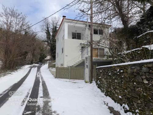 una calle cubierta de nieve con una casa blanca en Villa Eva 2, 