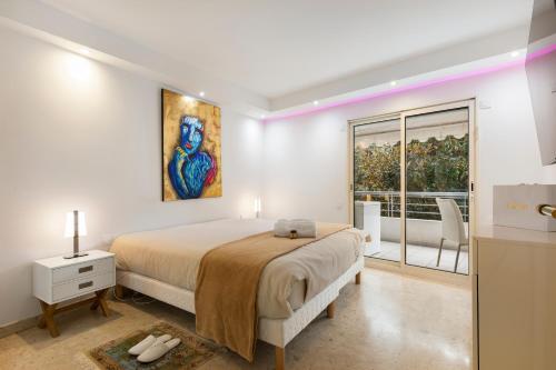 Habitación blanca con cama y ventana en croisette3bedroomterrasse, en Cannes