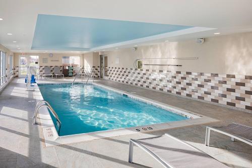 a large swimming pool in a hotel room at TownePlace Suites Columbus Hilliard in Hilliard