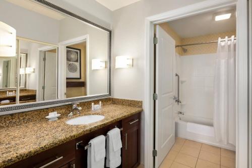 uma casa de banho com um lavatório, um chuveiro e um espelho. em Residence Inn Chattanooga Near Hamilton Place em Chattanooga