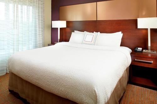 uma grande cama branca num quarto de hotel em Residence Inn by Marriott Columbus Dublin em Dublin
