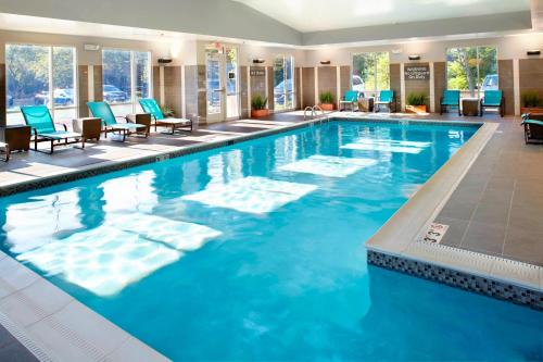 una gran piscina con agua azul en una habitación de hotel en Residence Inn by Marriott Columbus Dublin, en Dublin