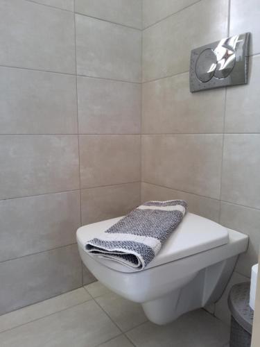 a bathroom with a white toilet with a towel on it at Villa Ypsi in Dhrámia