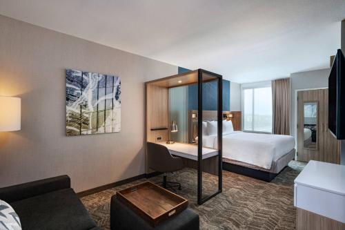 ダラスにあるSpringHill Suites by Marriott Dallas Richardson/University Areaのベッドとデスクが備わるホテルルームです。