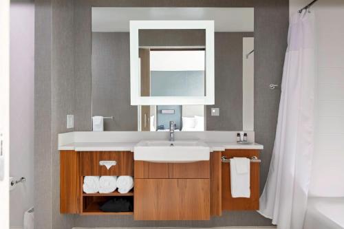 Ένα μπάνιο στο SpringHill Suites by Marriott Beaufort