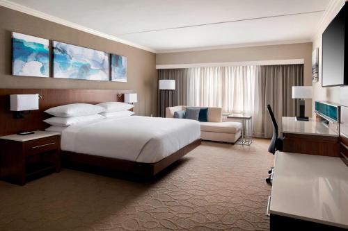 um grande quarto de hotel com uma cama e um sofá em Delta Hotels by Marriott Basking Ridge em Basking Ridge