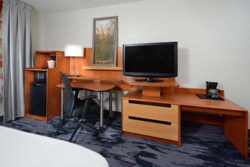 Μια τηλεόραση ή/και κέντρο ψυχαγωγίας στο Fairfield Inn & Suites by Marriott Charlottesville North
