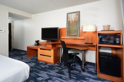 Μια τηλεόραση ή/και κέντρο ψυχαγωγίας στο Fairfield Inn & Suites by Marriott Charlottesville North