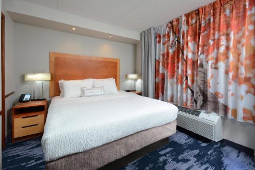 Un pat sau paturi într-o cameră la Fairfield Inn & Suites by Marriott Charlottesville North