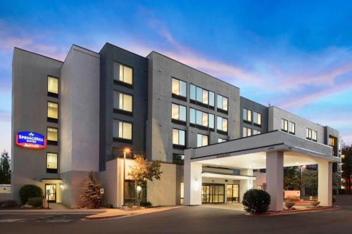 un gran edificio de oficinas con una fachada iluminada en SpringHill Suites by Marriott Flagstaff en Flagstaff