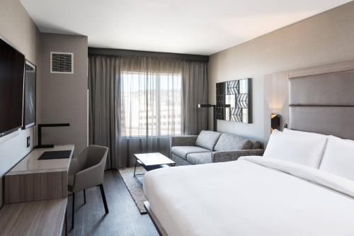 een hotelkamer met een bed en een bank bij AC Hotel by Marriott Worcester in Worcester