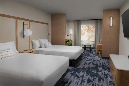 a hotel room with two beds and a desk at Fairfield by Marriott Inn & Suites Aberdeen in Aberdeen