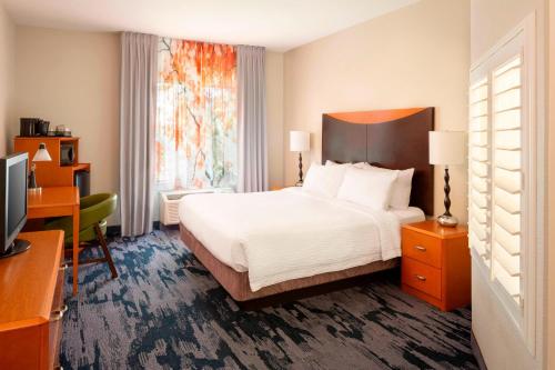 a hotel room with a bed and a television at Fairfield Inn & Suites by Marriott Selma Kingsburg in Kingsburg