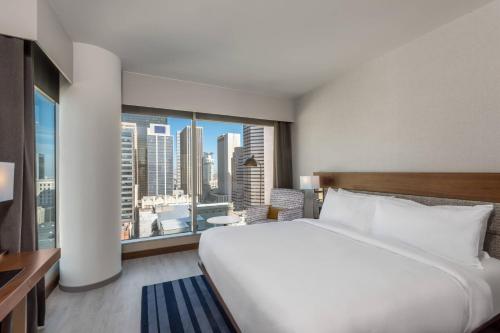 1 dormitorio con cama grande y ventana grande en AC Hotel by Marriott Denver Downtown, en Denver