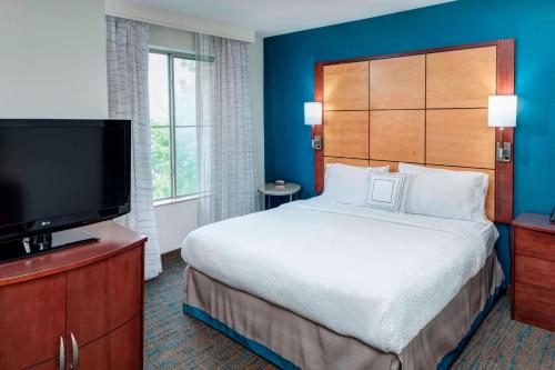 1 dormitorio con 1 cama grande y TV de pantalla plana en Residence Inn by Marriott Chicago Lake Forest/Mettawa, en Mettawa