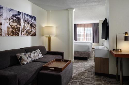 Habitación de hotel con sofá y cama en SpringHill Suites Nashville MetroCenter en Nashville