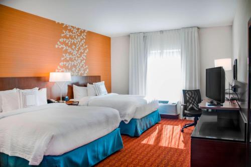 Habitación de hotel con 2 camas y TV de pantalla plana. en Fairfield Inn & Suites by Marriott Atlanta Cumming/Johns Creek, en Cumming