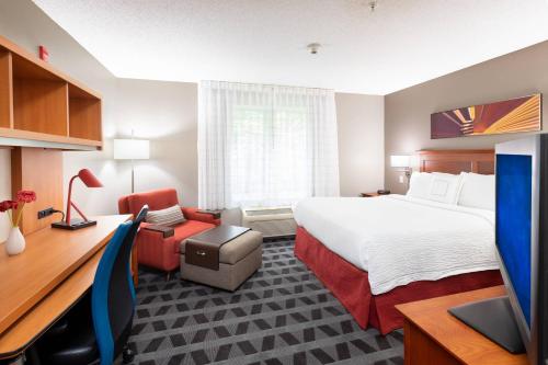 ボウイにあるTownePlace Suites Bowie Town Centerのベッドとデスクが備わるホテルルームです。