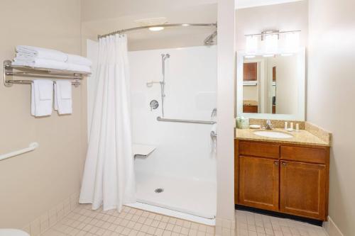 uma casa de banho com um chuveiro e um lavatório. em TownePlace Suites Bowie Town Center em Bowie