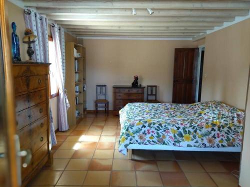 En eller flere senger på et rom på Maison de village en bordure de garrigue