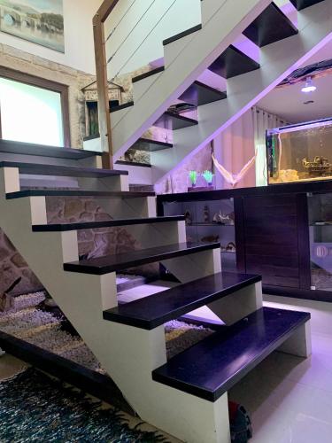 a staircase with purple risers in a house at VILLA RAICES. Agradable casa con piscina in Baiona