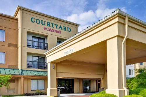 a front view of a hotel with a sign on it at Courtyard by Marriott Dalton in Dalton