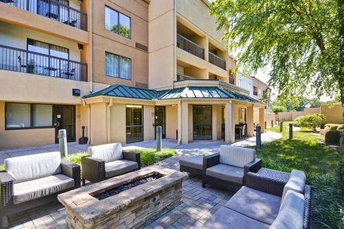 un edificio con sillas y una hoguera en el patio en Courtyard by Marriott Dalton, en Dalton