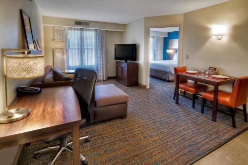 una camera d'albergo con soggiorno e sala da pranzo di Residence Inn Memphis Germantown a Memphis