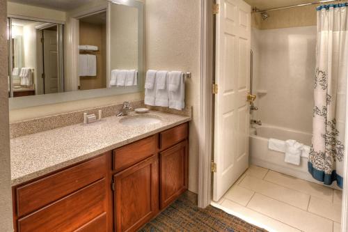 bagno con lavandino, specchio e doccia di Residence Inn Memphis Germantown a Memphis