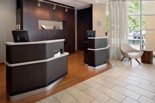 a salon with a counter and a chair in a room at Courtyard by Marriott Fort Lauderdale North/Cypress Creek in Fort Lauderdale