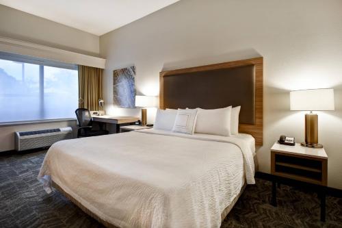 Habitación de hotel con cama grande y ventana en SpringHill Suites by Marriott Atlanta Kennesaw, en Kennesaw