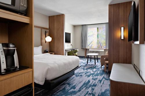 een hotelkamer met een bed en een televisie bij Fairfield Inn & Suites by Marriott Fayetteville in Fayetteville