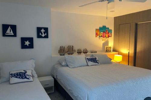 a bedroom with two beds in a room at Apartamento en Torres del Sun Rise San Andres Islas Colombia in San Andrés
