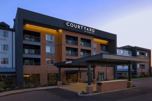 a building with a sign on top of it at Courtyard by Marriott Portland Southeast/Clackamas in Clackamas