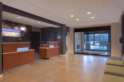 an empty lobby with a hair salon with wooden counters at Courtyard by Marriott Portland Southeast/Clackamas in Clackamas