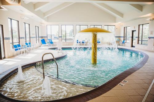 einen Pool mit Brunnen in einem Gebäude in der Unterkunft TownePlace Suites by Marriott Aberdeen in Melrose Addition