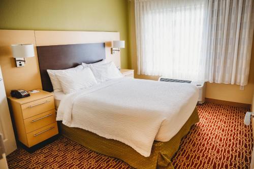 um quarto de hotel com uma cama grande e uma janela em TownePlace Suites by Marriott Aberdeen em Melrose Addition
